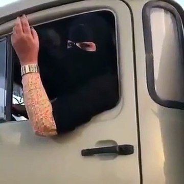بالفيديو مواطنة سعودية تثير الجدل على مواقع التواصل بعد قيادتها وايت ماء