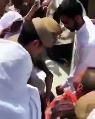 بالفيديو مساعدة رجال الأمن بالمسجد الحرام لرجل قعيد لتقبيل الحجر الأسود