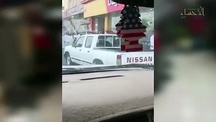 بالفيديو الحادث المروري الأول لسيدة في الأحساء تقتحم محل ملابس بسيارتها