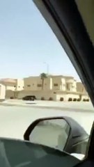 مواطن سعودي يروع أحد العمال الوافدين مستغلاً صافرات الدفاع المدني !