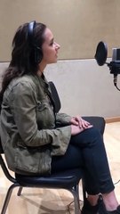 نيللي كريم تُفاجِئ جمهورها بالغناء