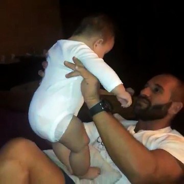 شاهدي زوج سيرين عبد النور يُداعِب ابنهما كريستيانو