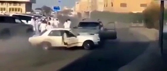 بالفيديو شجار جماعي عنيف بإحدى المناطق بالكويت بسبب تصادم