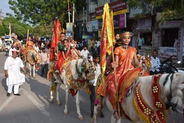 झूमते, गाते, गाजे-बाजे के साथ पहुंचे, किया देवी प्रतिमा का विसर्जन