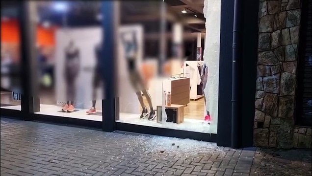 Loja de artigos esportivos tem vitrine estourada e roupas furtadas no Centro de Cascavel