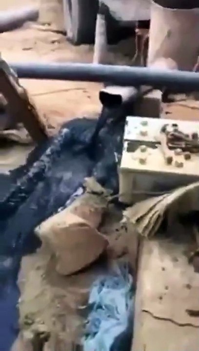 بالفيديو :مواطن يكتشف خروج النفط من بئر مزرعته في مدينة حائل !