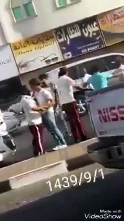 بالفيديو مشاجرة جماعية بالعصي في أحدى شوارع المملكة في نهار رمضان