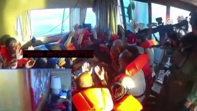 İsrail askerleri Sumud Filosu'na saldırısı sürüyor