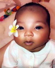 شاهدي طفلة كلوي كاردشيان في شهرها الأوّل