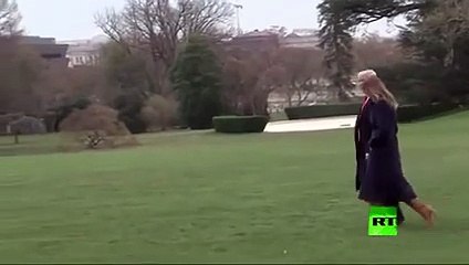 بالفيديو على غير العادة الرئيس ترامب يُظهر الإهتمام تجاه زوجته وينقذها من موقف محرج