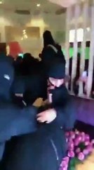 بالفيديو اشتباك عنيف بالأيدي بين بعض الفتيات بأحدى المولات بالطائف