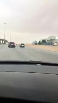 بالفيديو حادث كاد يتحول لكارثة بسبب مطاردة بين 3 سيارات بالرياض