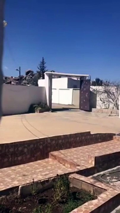 بالفيديو .. فتاة تحتفل بخروج والدها من المستشفى عن طريق إطلاق أعيرة نارية