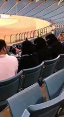 بالفيديو مسنة على كرسي متحرك بين العوائل في مباراة الأهلي والباطن بأستاد الجوهرة