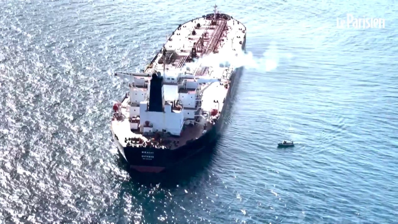 Des militaires français à bord du pétrolier fantôme russe au large des côtes françaises