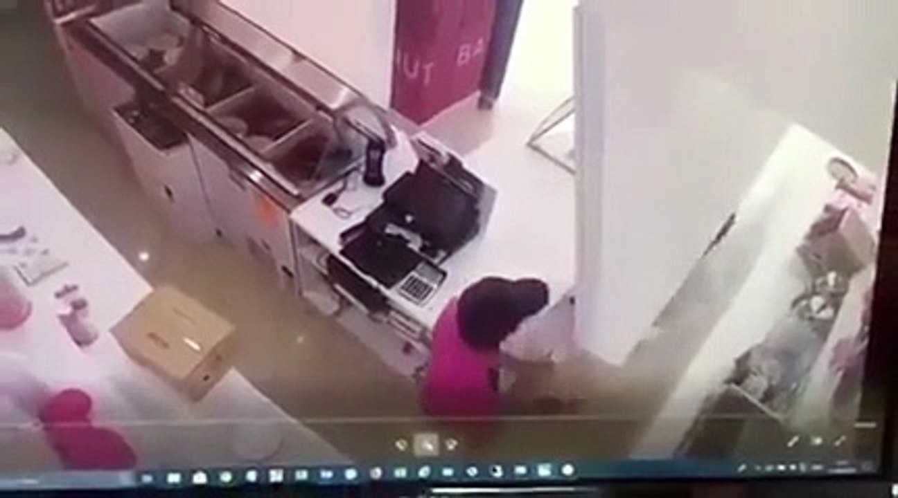 سطو مسلح على محل شهير وسرقة مبلغ كبير من المال...