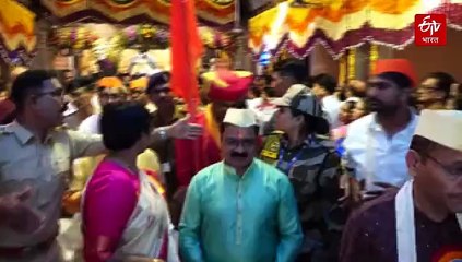 साईबाबा पुण्यतिथीनिमित्त 'भिक्षा झोळी' कार्यक्रम, संस्थानच्या अधिकाऱ्यांसह माजी मंत्री अन् भाविक सहभागी