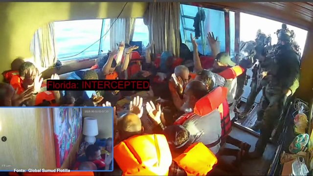 La Marina israeliana ferma la Flotilla, le immagini dell'abbordaggio