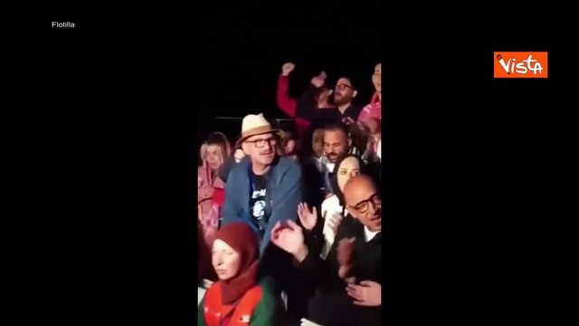 Attivisti Flotilla cantano Bella ciao prima dell'abbordaggio dei soldati israeliani