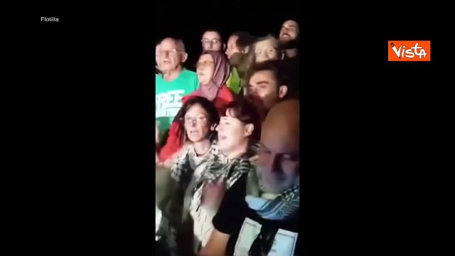 Attivisti Flotilla cantano Bella ciao prima dell'abbordaggio dei soldati israeliani