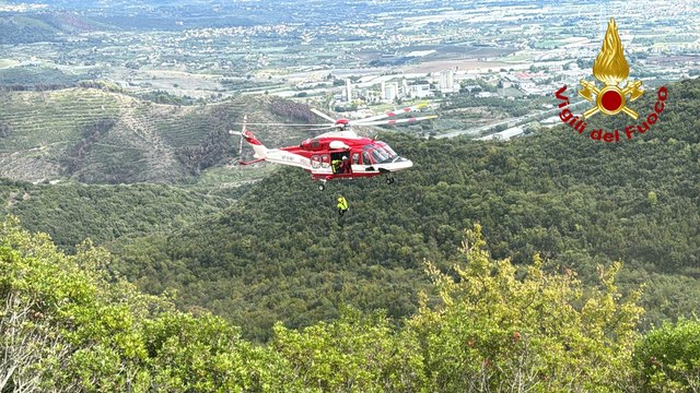 Salerno, auto finisce in un dirupo: conducente recuperato con elicottero dai Vigili del Fuoco (02.10.25)