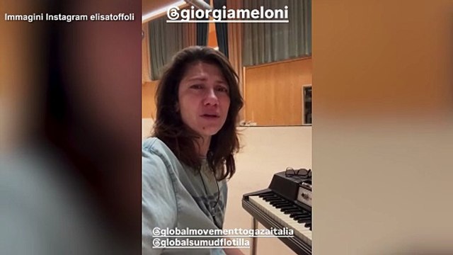 Elisa in lacrime dopo lo stop alla Flotilla, l'appello alla premier Meloni: «Subito aiuti per Gaza»