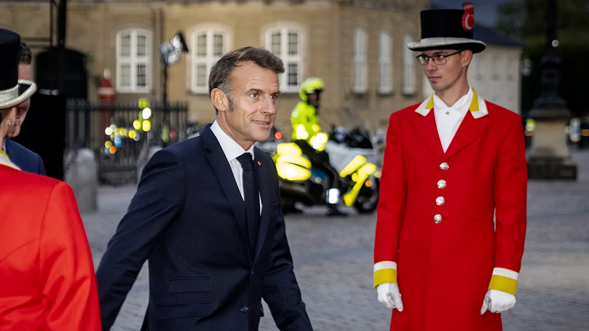 Macron acusa de "graves irregularidades" al petrolero ruso interceptado