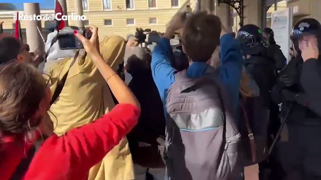Corteo Flotilla, scontri con la polizia davanti alla stazione di Bologna: video
