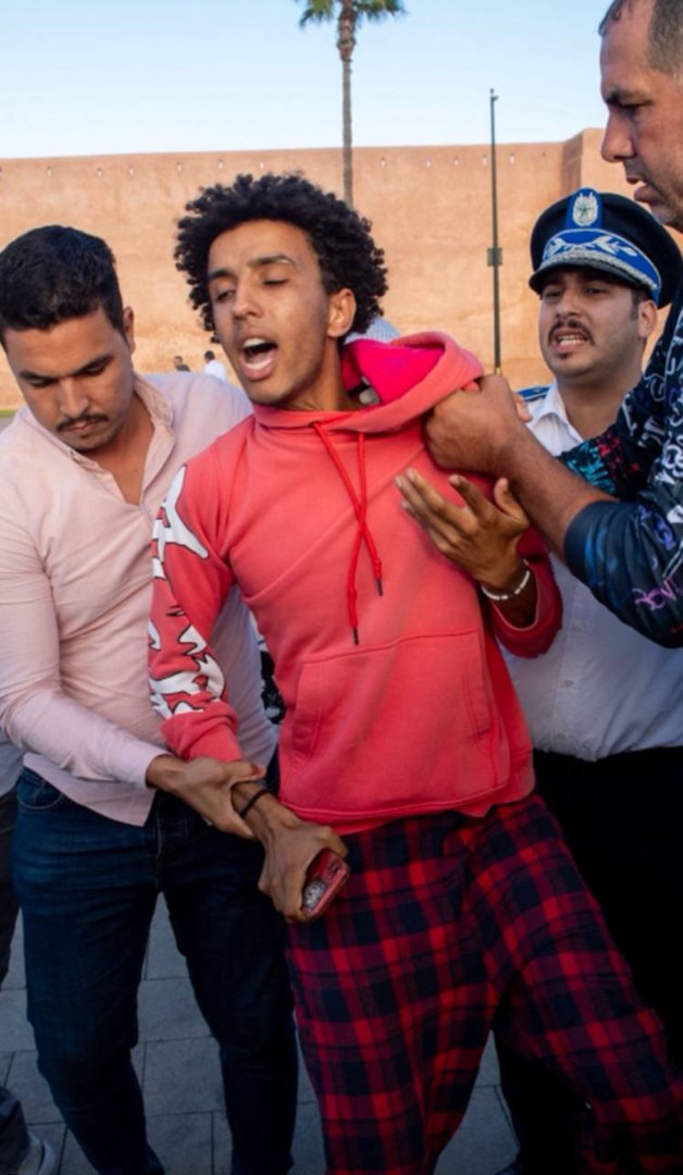 Una oleada de indignaci�n ha traspasado las pantallas de las redes, conquistando las calles de decenas de ciudades para denunciar el deterioro econ�mico del pa�s. Las fuerzas de seguridad han detenido a m�s de 200 j�venes y arrollado a un manifestante. "Los estadios est�n aqu�, pero, �d�nde est�n los hospitales?", gritan los j�venes.

En Marruecos, la tasa de desempleo entre esta generaci�n alcanza el 36,7%, mientras que cerca de 250.000 estudiantes abandonan cada a�o la escuela, sin cualificaciones ni una perspectiva laboral clara. La situaci�n de los hospitales tambi�n es cr�tica con solo ocho m�dicos por cada 10.000 habitantes
