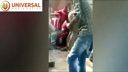 بالفيديو ثعبان كاد أن يقتل مُدربه بأحدى العروض بالشارع !