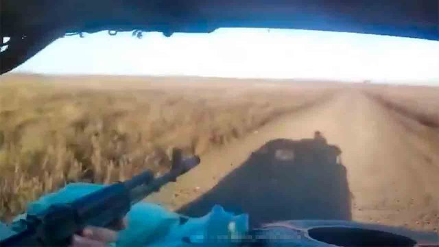 Soldati russi abbandonano il Desertcross 1000-3 pochi secondi prima dell’attacco di un drone ucraino