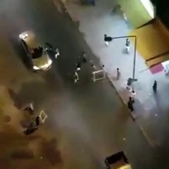 بالفيديو أطفال في سوق الكويت يجبرون السيارات على التوقف ويرشقونها بأكياس المياه