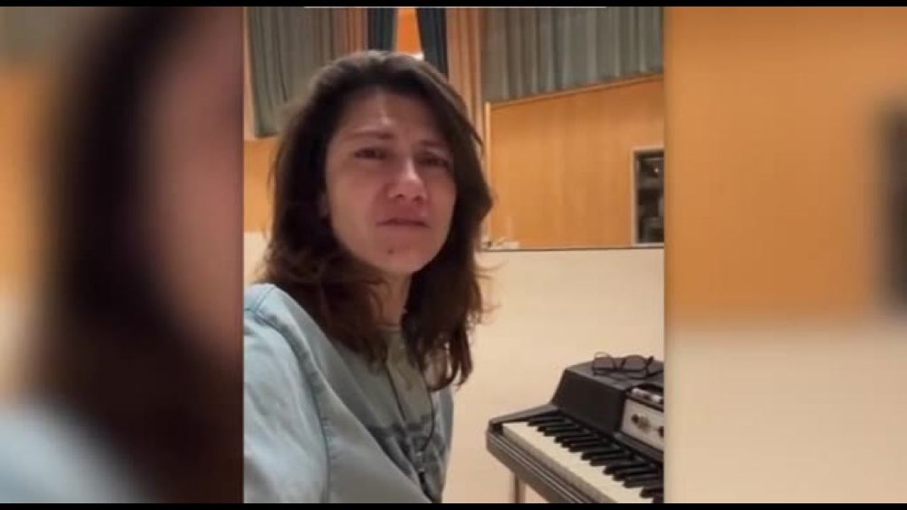 Elisa in lacrime: Flotilla bloccata, portate voi gli aiuti in poche ore