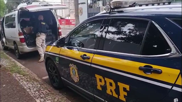 Veículo paraguaio abarrotado de cigarros é apreendido pela PRF em Cascavel; condutor foi preso