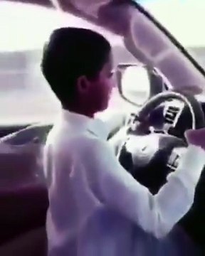طفل لم يتعدى الحادية عشرعامًا يقود سيارة بسرعة جنونية على طريق سريع