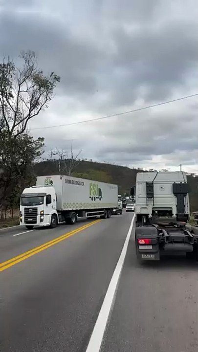 Acidente na BR-381 entre uma carreta e um carro