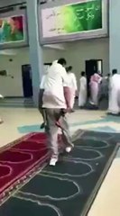 فيديو مُتداول لمعلم يحمل طالباً مصاباً داخل مدرسة بالسعودية