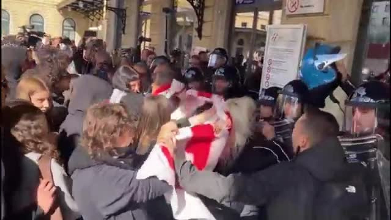 Bologna, il video degli studenti in corteo per la Flotilla che cercano di entrare in stazione: manganellate e lancio di uova e fumogeni