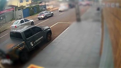 Câmera de segurança registra momento de acidente entre Palio e moto na rua Antonina em Cascavel