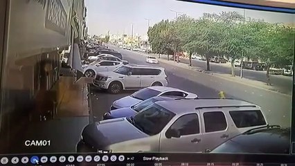 بالفيديو سيارة دورية المرور تقتحم الشارع وتتسبب في حادث اليم بالسعودية