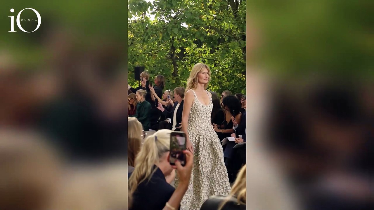 Laura Dern debutta in passerella a 58 anni: il suo look alla sfilata Gabriela Hearst