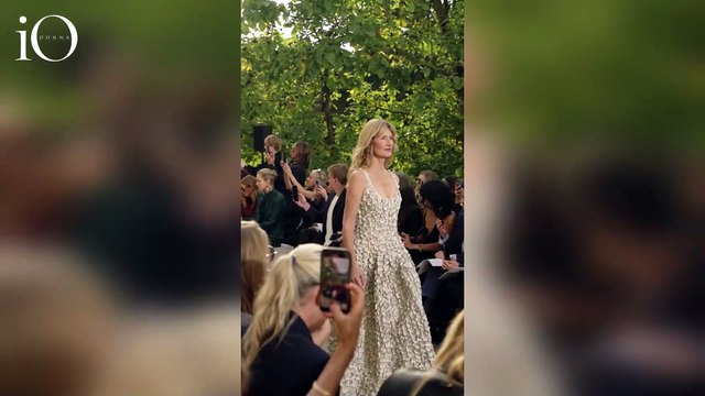 Laura Dern debutta in passerella a 58 anni: il suo look alla sfilata Gabriela Hearst