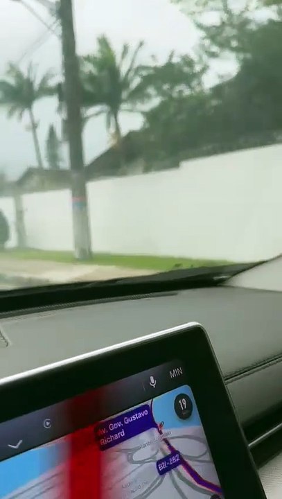 Carro é destruído por incêndio em principal via de Florianópolis