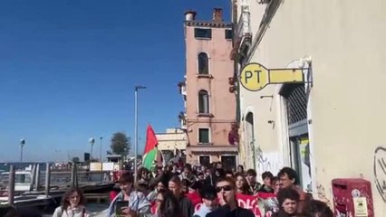 Venezia, il corteo degli studenti tra le sedi dell'università: il video