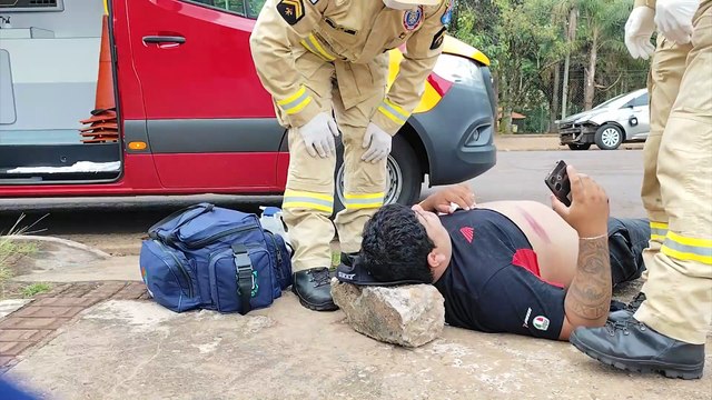 Motociclista fica ferido após colisão com HB20 em frente ao Zoológico de Cascavel