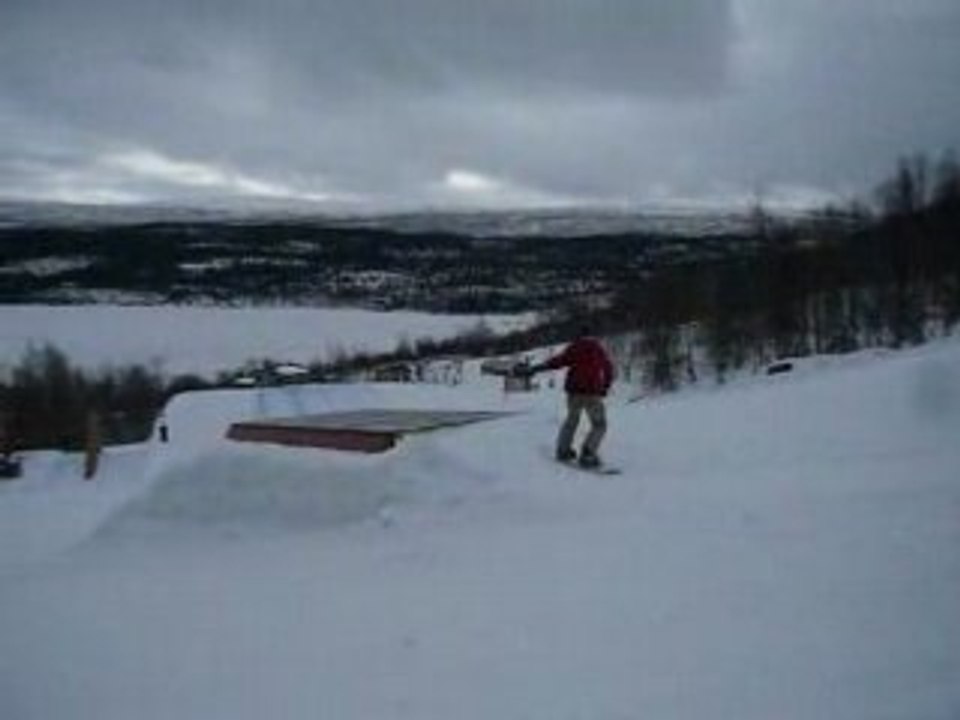 Regis fait du snowboard 2