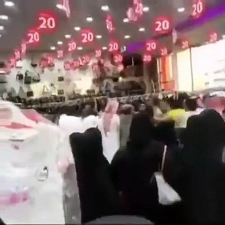 بالفيديو مضاربة عنيفة داخل أحدى المولات في تبوك للإستفادة من العروض !