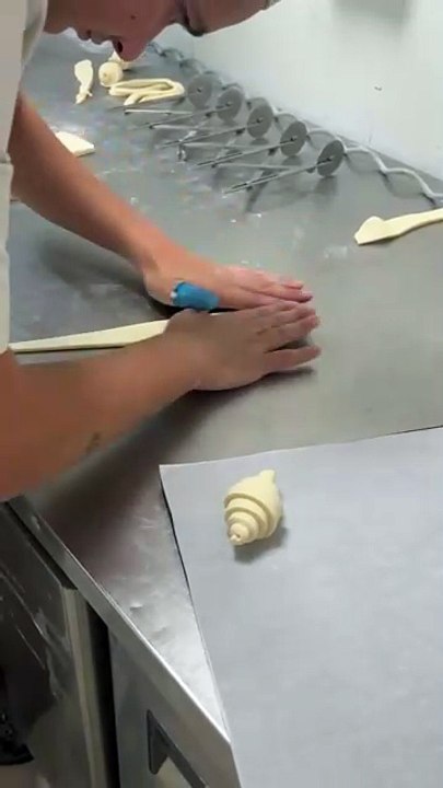 La fabrication des croissants au Père Pain Pain