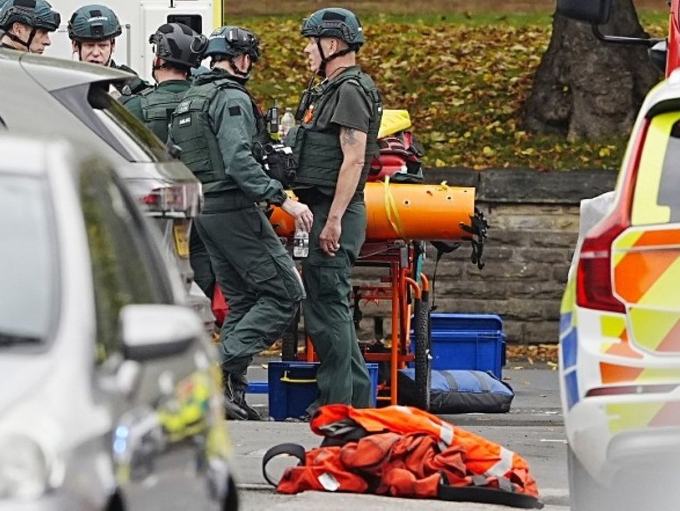 Auto fährt in Gruppe: Tödlicher Angriff vor Synagoge in Manchester
