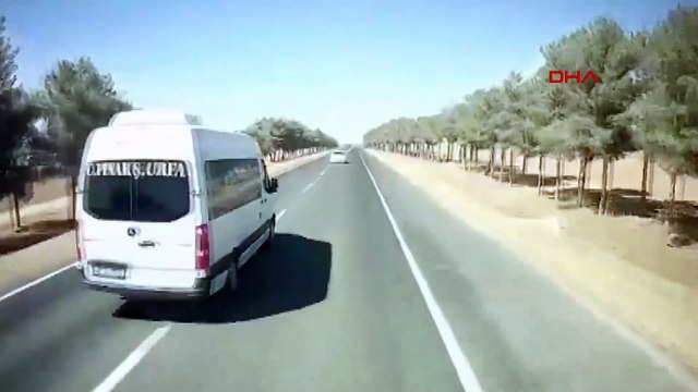 Feci trafik kazası: Minibüs ile otomobil kafa kafaya çarpıştı!